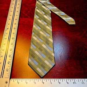 100% silk embroidered pattern tie